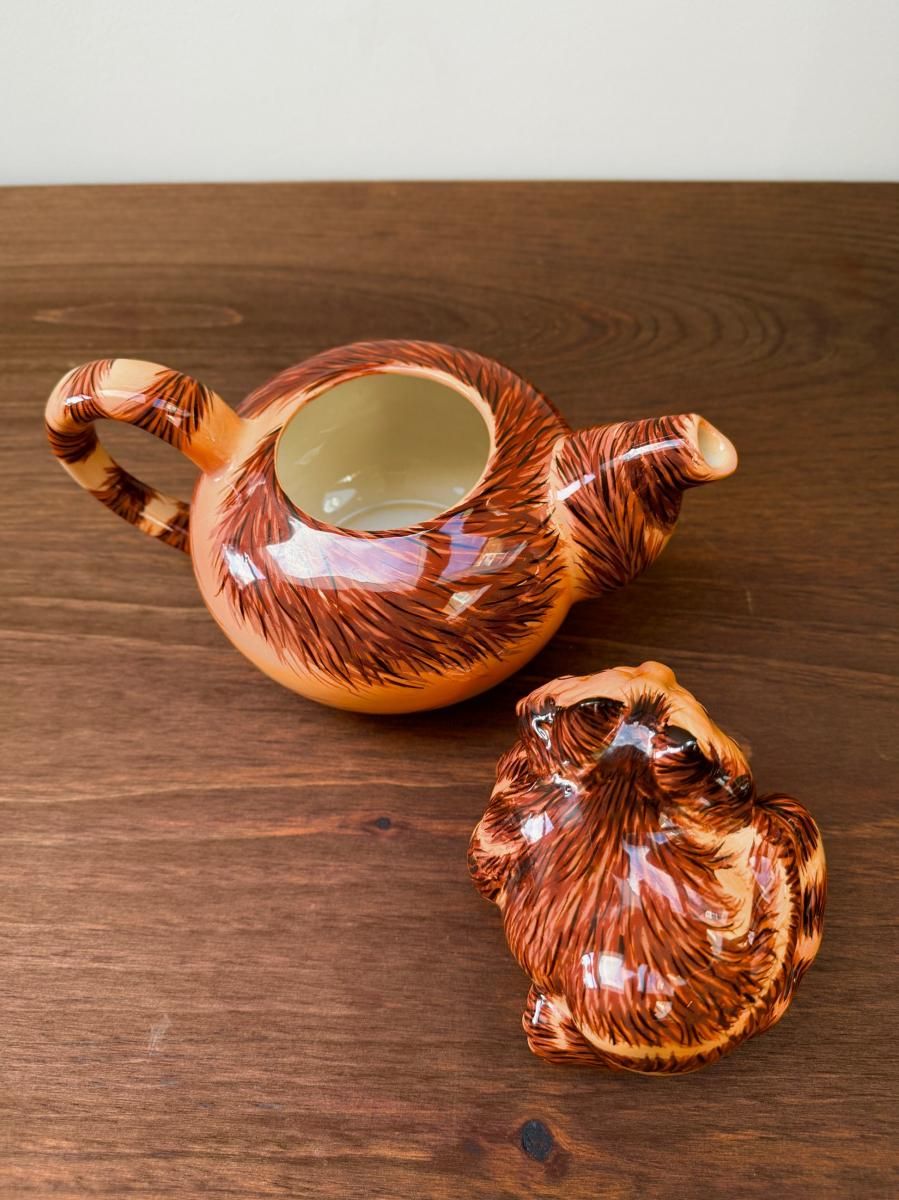 ミシン&オールドウィロー&猫さんのティーポット型置物 ポール・カーデュー ミシン&オールドウィロー&猫さんのティーポット型置物 ポール