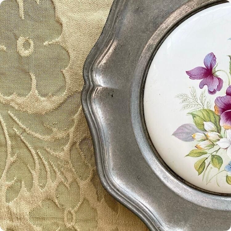 フランス製スミレデザインのピューター絵皿