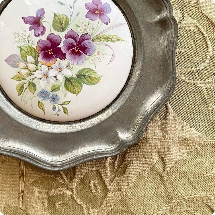 フランス製スミレデザインのピューター絵皿