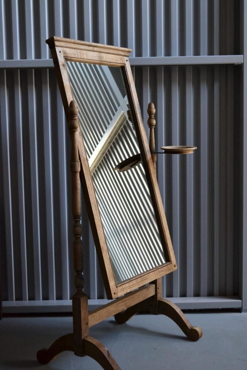 Stand mirror
