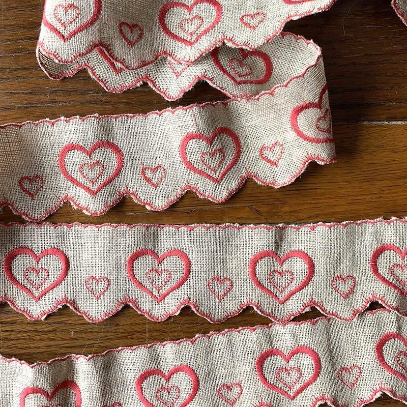 アンティークフランス 菫とカラーリリーの赤糸刺繍 レーストリム リネンドイリー アンティークフランス 菫とカラーリリーの赤糸刺繍 レーストリム