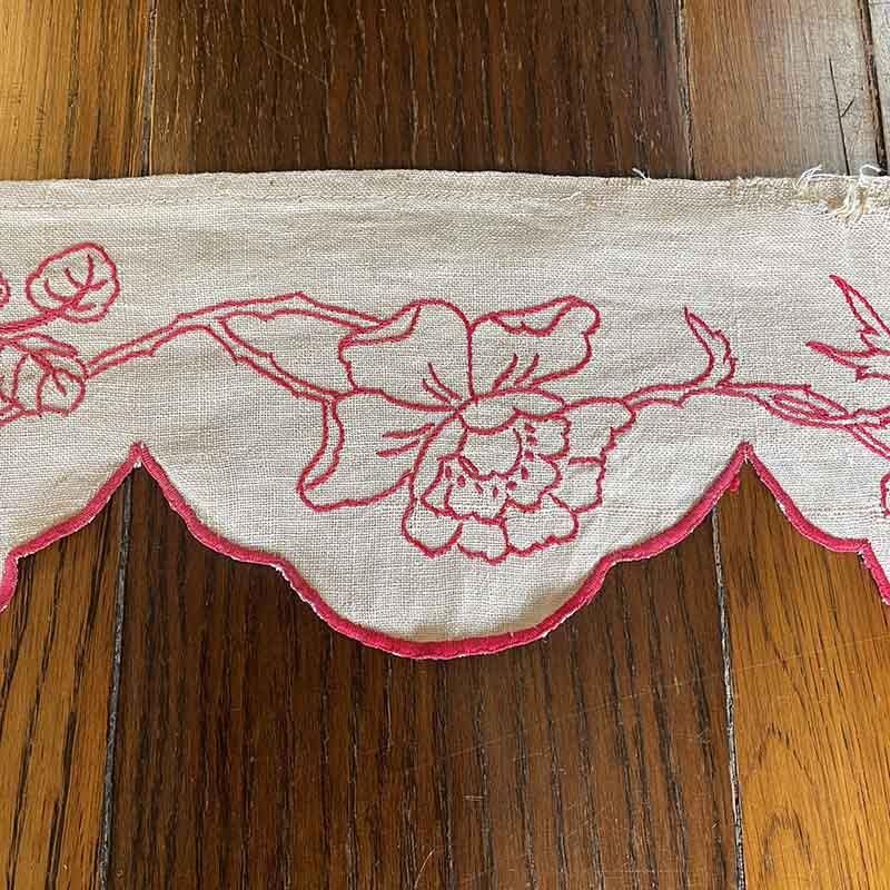 アンティークフランス 菫 スミレと実の赤糸刺繍 スカラップ シェルフ