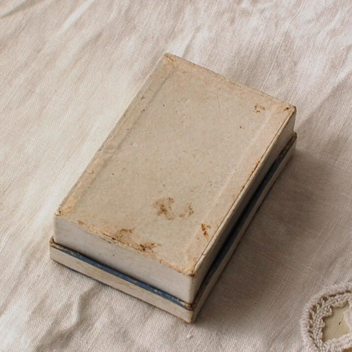 antique box ୨୧ * ブルーの小花柄 19世紀の古い 紙箱