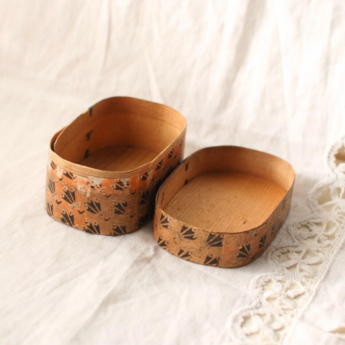 古いだ円の木箱 小物入れ フランスブロカント - ANTIQUE LEAVES 古いだ円の木箱 小物入れ フランスブロカント - ANTIQUE LEAVES