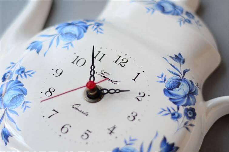 ドイツ製 Kienzle かわいい花の絵付けとポット型の陶器 壁時計