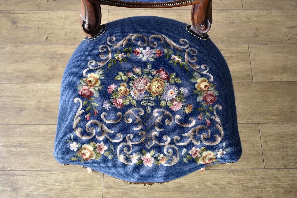 フランスのおしゃれなアンティークチェア、プチポワンの刺繍が