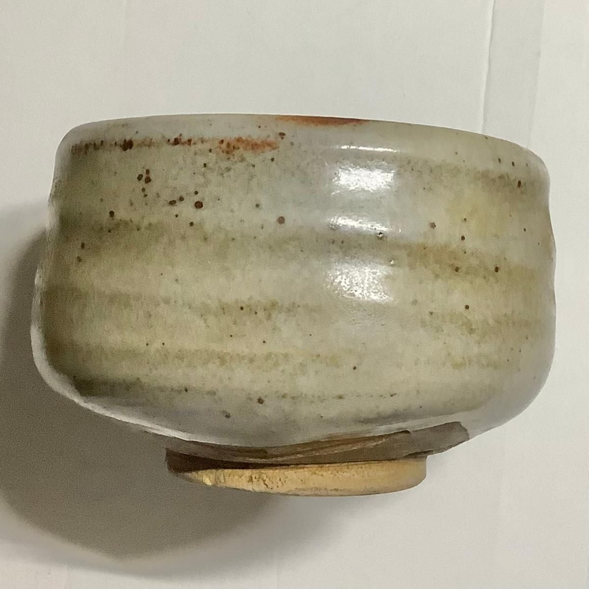 古美術◼️蔵からかなり雰囲気のある釉薬ドロドロの謎の図柄の抹茶茶碗が出て来ました。 美しい古美術◼️蔵から美しいぐるりとうねりの見事な抹茶茶碗が