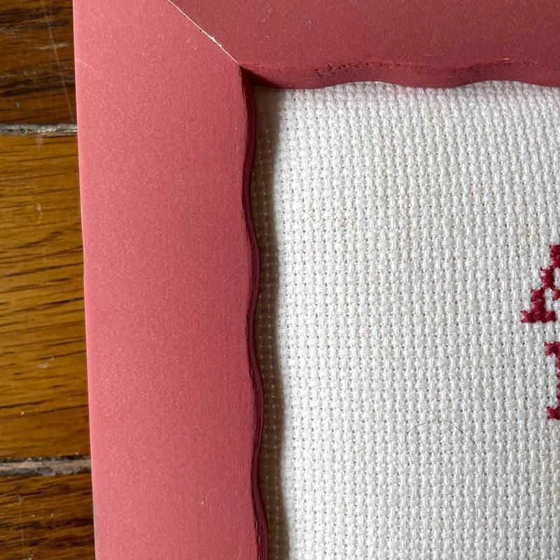 赤い糸の刺繍 クロスステッチ 赤い木製フレーム 額もの