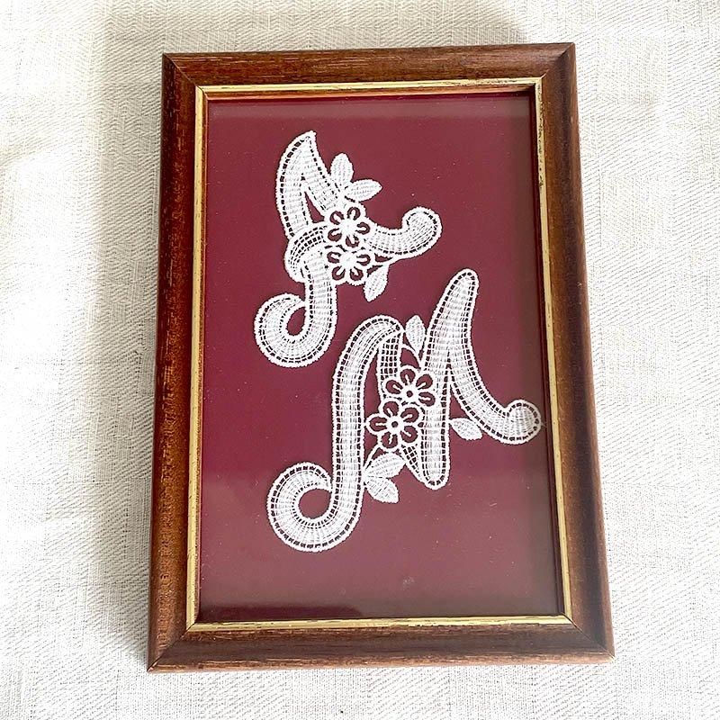 上質な木製 レース刺繍のアルファベット 額もの フック付き