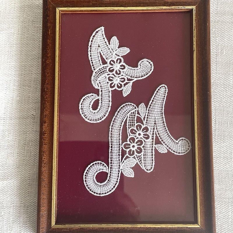 上質な木製 レース刺繍のアルファベット 額もの フック付き
