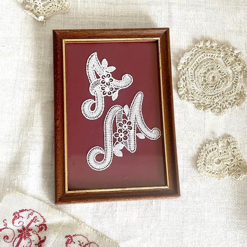 上質な木製 レース刺繍のアルファベット 額もの フック付き