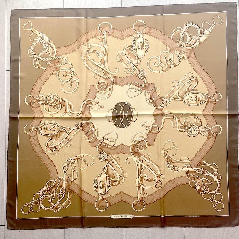 洗練されたエルメス スカーフ カレ90のキャメルブラウン柄 洗練されたエルメス スカーフ カレ90のキャメルブラウン柄
