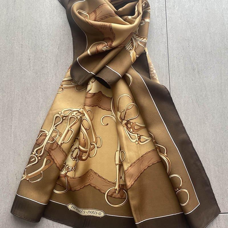洗練されたエルメス スカーフ カレ90のキャメルブラウン柄