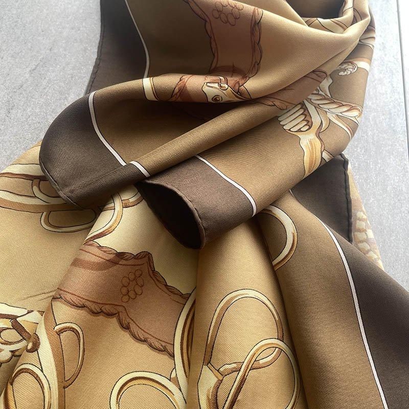 洗練されたエルメス スカーフ カレ90のキャメルブラウン柄