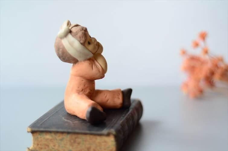 ドイツ製アンティーク陶器フィギュア かわいらしい虫歯の女の子