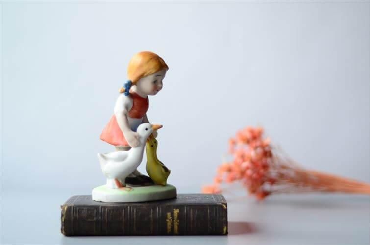 ヴィンテージ陶器フィギュア 味わい溢れるアヒルと女の子