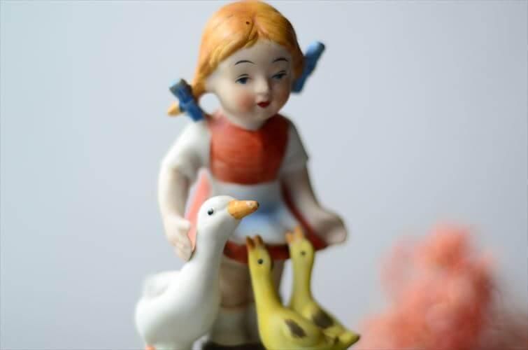 ヴィンテージ陶器フィギュア 味わい溢れるアヒルと女の子