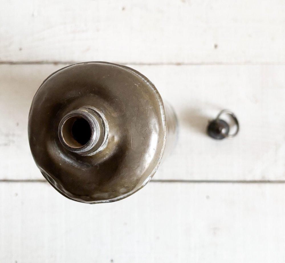 フランス製アンティークの趣ある真鍮水筒