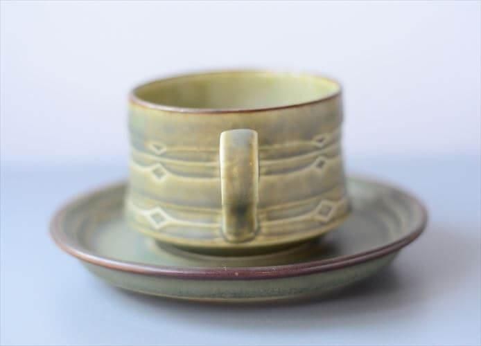 Ｋｉｒs tｅｎ　Ｓlｏt h の陶器カップ。北欧作家作品。Ｂリーチの系譜に。 デンマーク製 クイストゴー レリーフ カップ&ソーサー relief