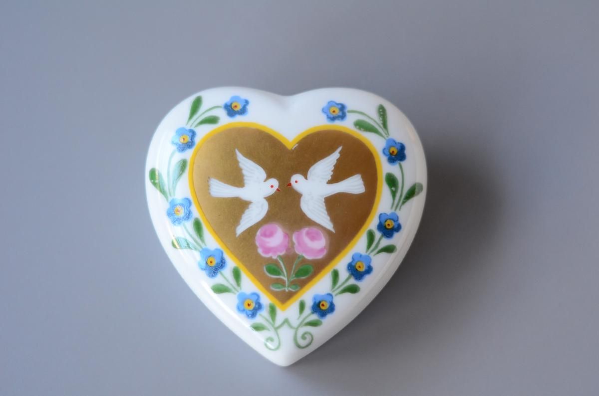 ドイツ製 白鳩と花柄の白磁ボンボニエール