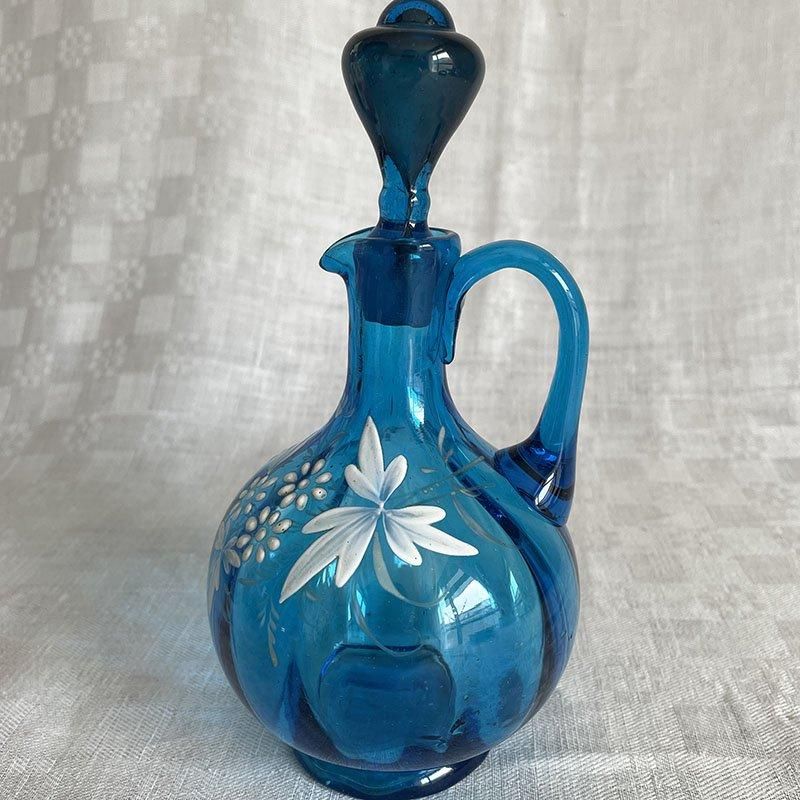 白花エナメル蓋付き ブルーガラス瓶 水差し美しい花モチーフ