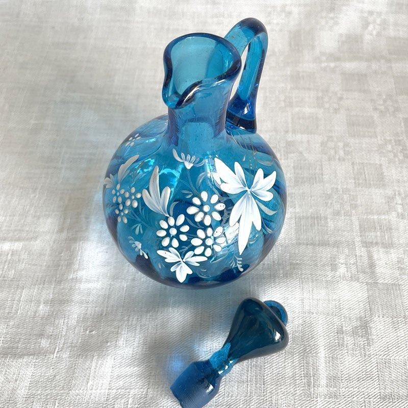 ピッチャー　水差し　花瓶　　アンティーク　ノースウッド　フェントン　美品 白花エナメル蓋付き ブルーガラス瓶 水差し美しい花モチーフ