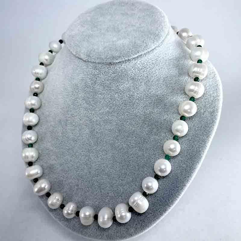 バロックパールとエメラルドビーズのネックレス