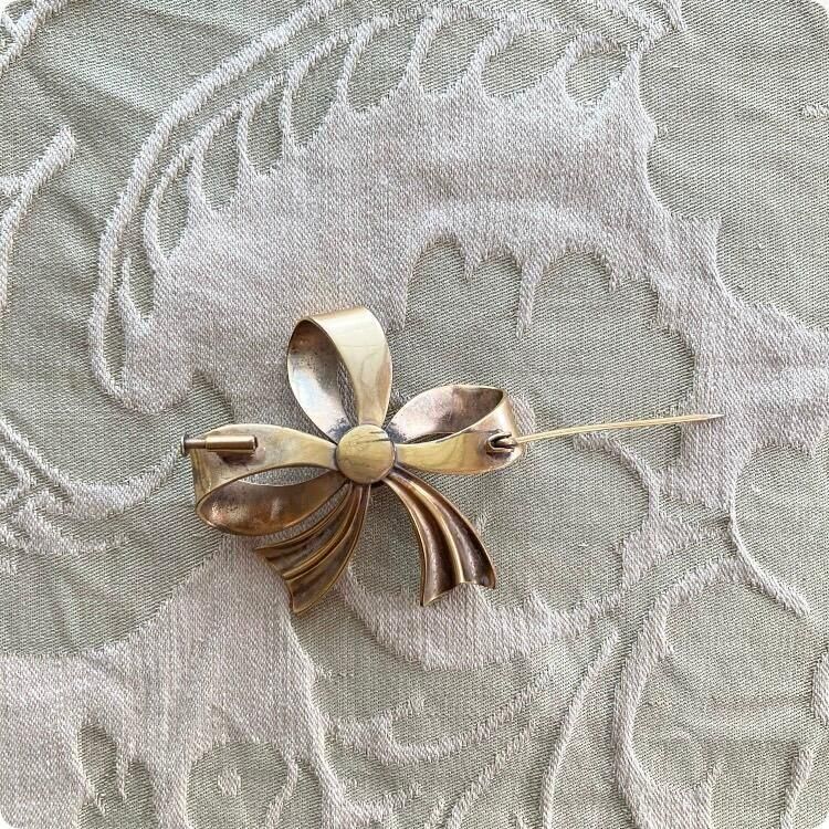 フランス直輸入 ヴィンテージ リボンモチーフ ブローチ