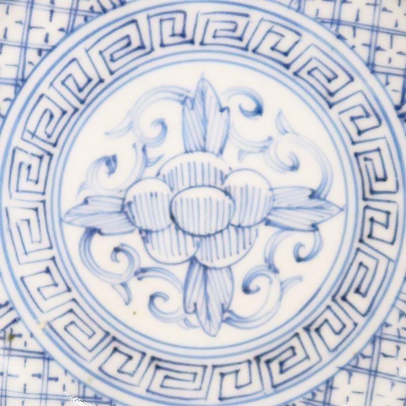 小皿 豆皿 染付 猪口 3枚 草文様 変形唐草文様 明治 大正 昭和初期 小皿 豆皿 染付 猪口 3枚 草文様 変形唐草文様 明治 大正 昭和