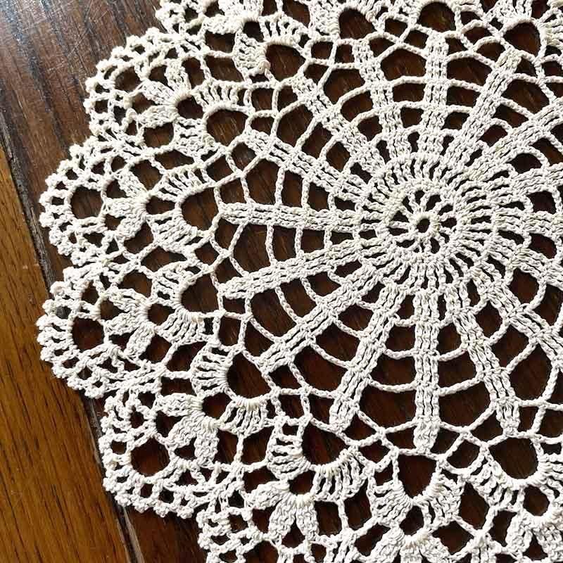 生成色の花瓶敷 手編みレースマット 花の優しさ