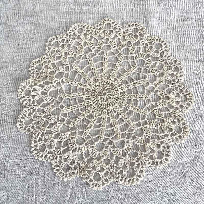 アンティーク 花咲く野を飛ぶバード アランソンレース ✜ 糸花刺繍✾ドイリー アンティーク 花咲く野を飛ぶバード アランソンレース ✜ 糸花刺繍