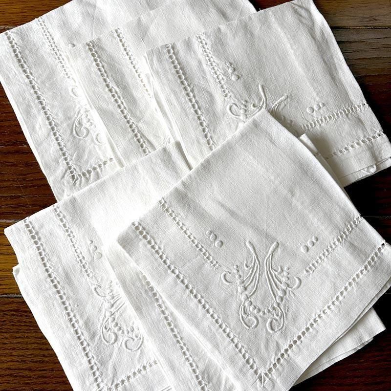 白リネン刺繍ナプキン モノグラムM エレガントな女性像