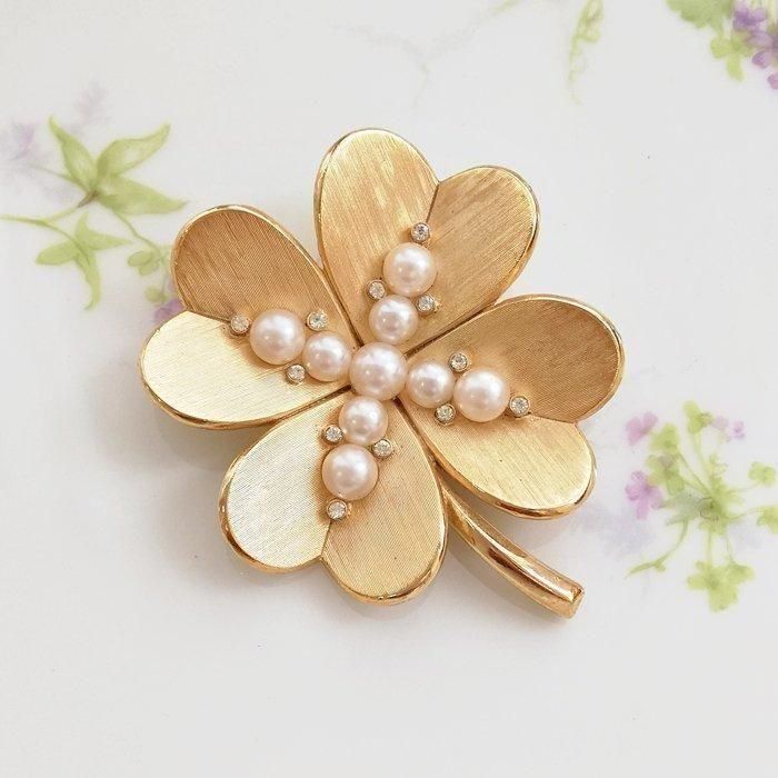 アメリカ製Trifariゴールドブローチ 四つ葉＆フェイクパール