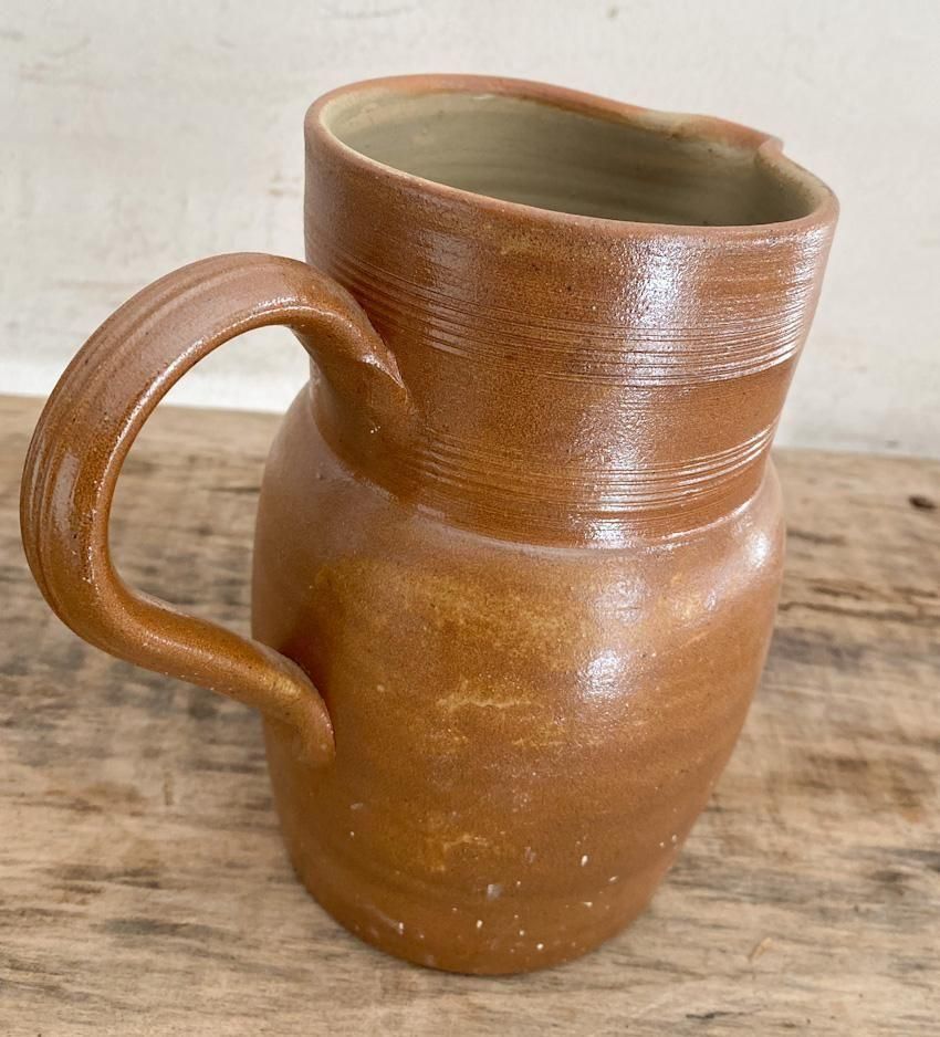 フランス製アンティーク陶器ピッチャーの存在感