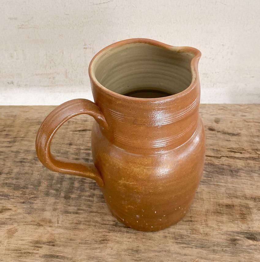 フランス製アンティーク陶器ピッチャーの存在感