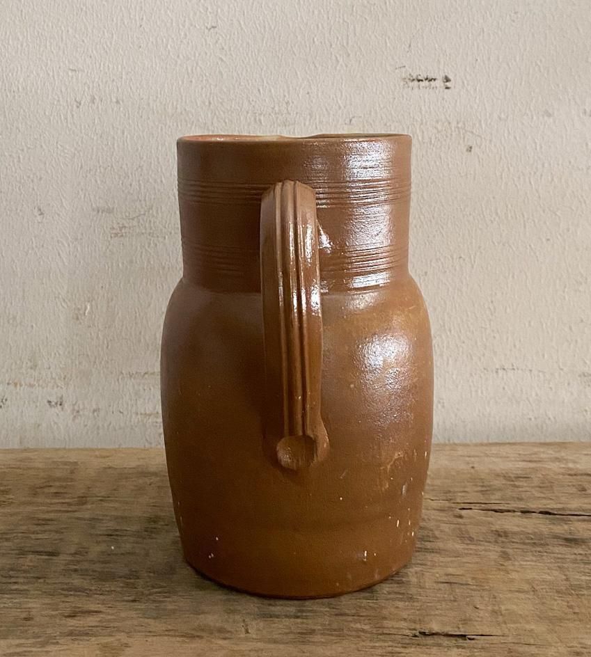 フランス製アンティーク陶器ピッチャーの存在感