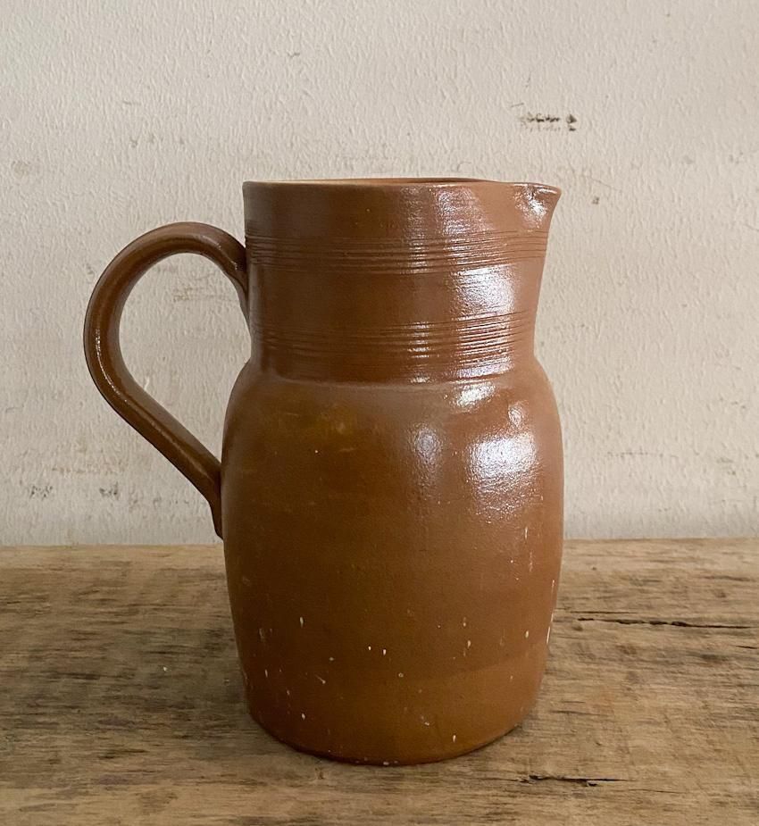 フランス製アンティーク陶器ピッチャーの存在感