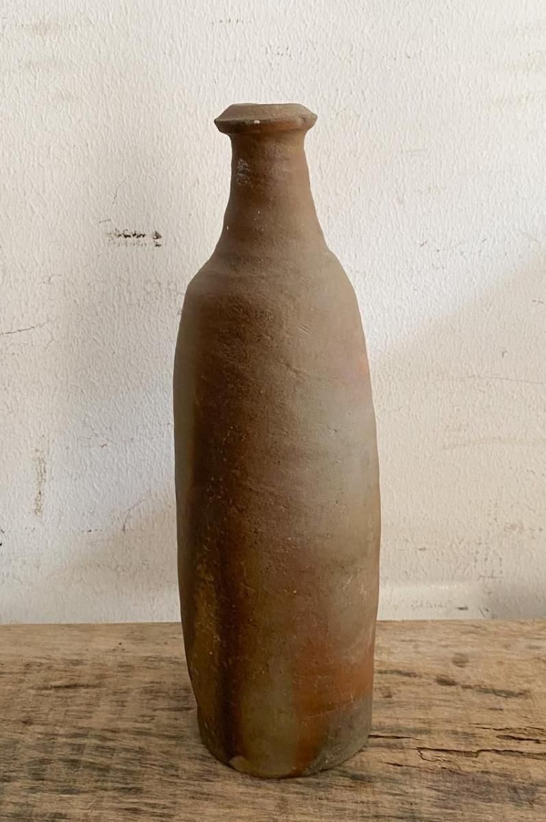 フランス製アンティーク陶器ボトルの存在感