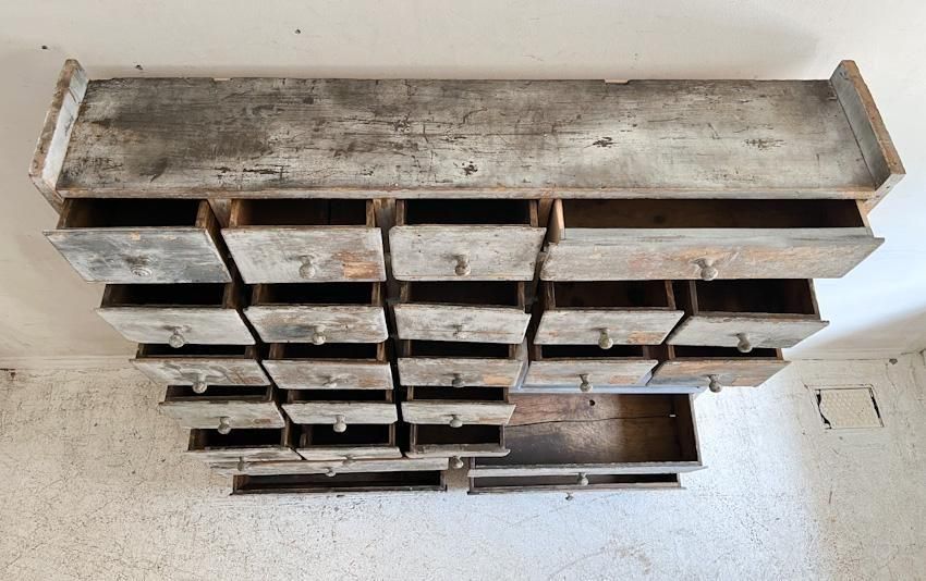 フランス製アンティークの美しい24ドロワーキャビネット