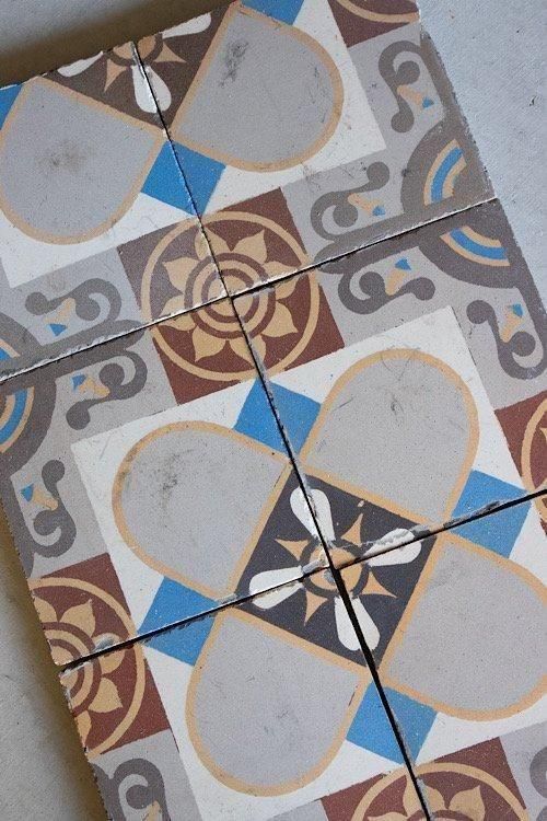 フランス製アンティーク、個性的なタイル