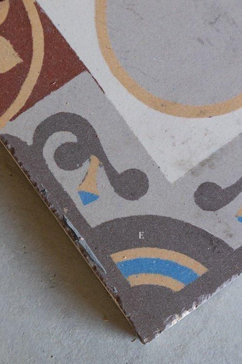 フランス製アンティーク、個性的なタイル