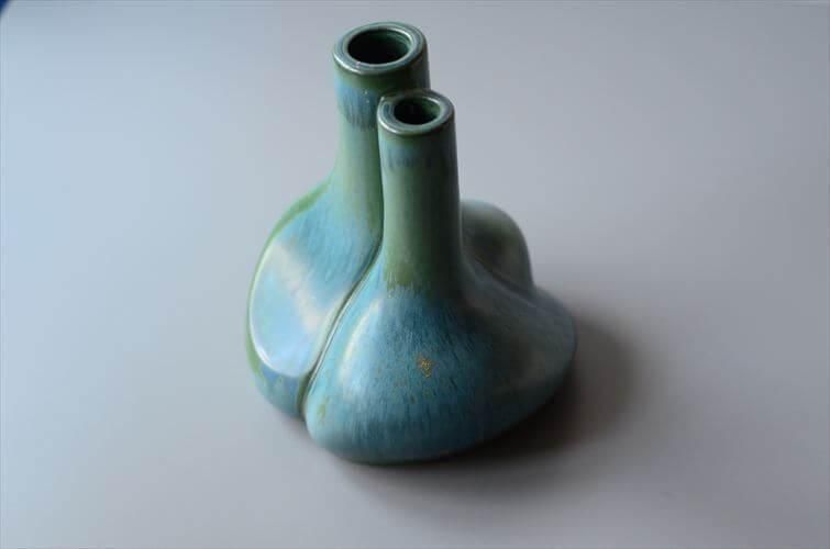 ドイツ製アンティーク陶器花瓶 芸術性ある一品