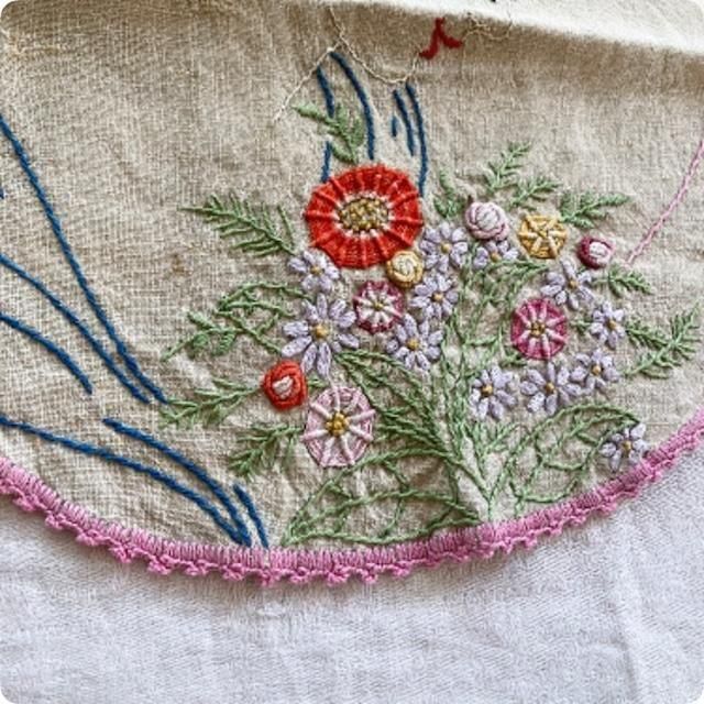 B北欧ヴィンテージ丁寧なニードルワークが施されたリネンのテーブル