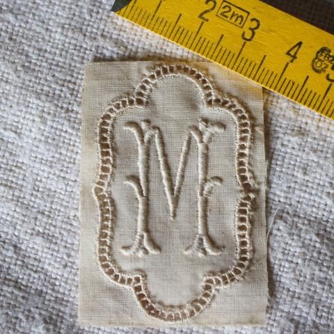 フランスアンティーク☆イニシャル刺繍☆Plumetis-Express R M フランスアンティーク☆イニシャル刺繍☆Plumetis-Express R M