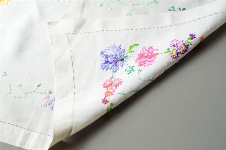 イングランドから ヴィンテージ かわいい花柄ハンド刺繍 クロス
