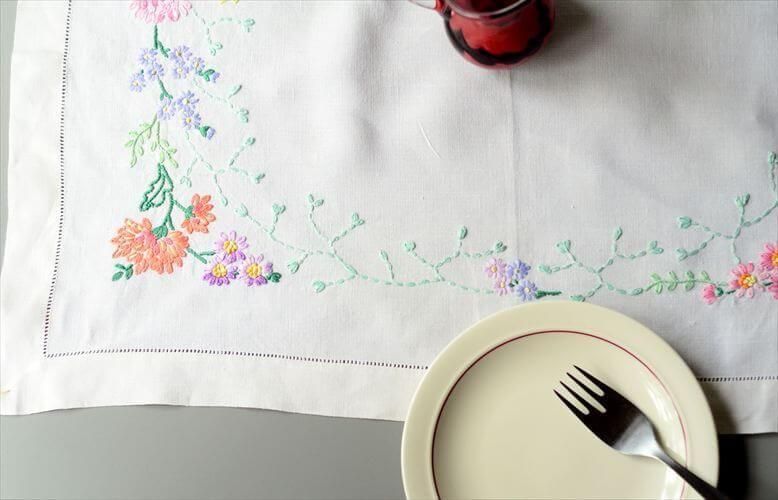 ヴィンテージ　刺繍レース　テーブルクロス　イギリス製 イギリスのパイナップルクロスに手刺繍のテーブルクロス86×87cm