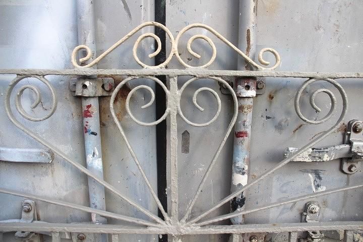 英国製アンティークアイアンゲート｜装飾トップ×グレーペイント