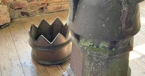 英国製アンティークチムニーポット｜王冠デザイン×ガーデンオブジェ