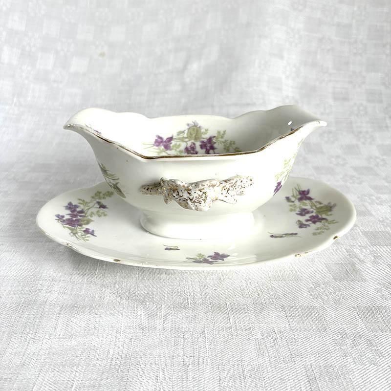 アンティーク 模様もフォルムも素敵なポット スミレのカップに合わせて