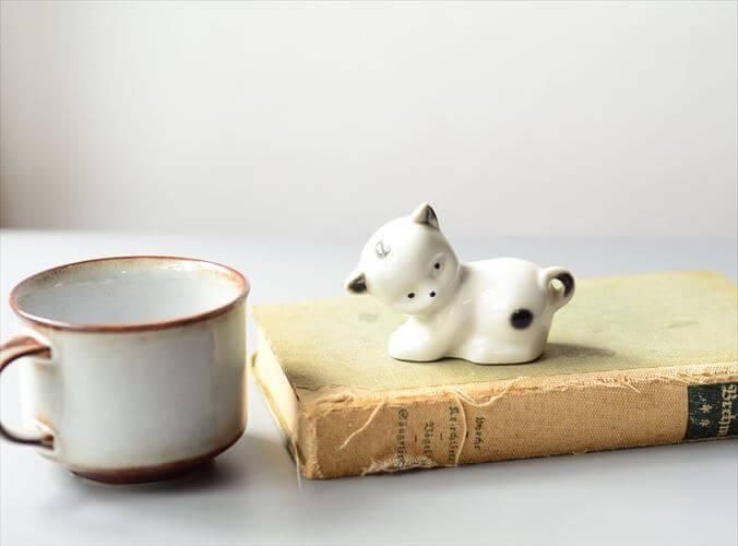 ドイツから 振り向きブチネコちゃんの陶器の置物 アートピース ドイツから 振り向きブチネコちゃんの陶器の置物 アートピース